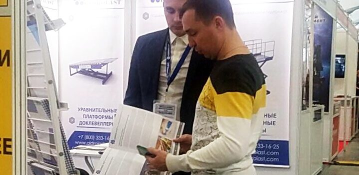 Гости стенда ГК Гидроласт на выставке металлообработки и сварки в Казани